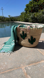 cesta de palma bordada a mano con cactus