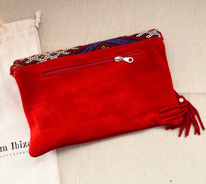 Bolso de mano y bandolera de piel color Rojo con alfombra kilim by muxu from ibiza 