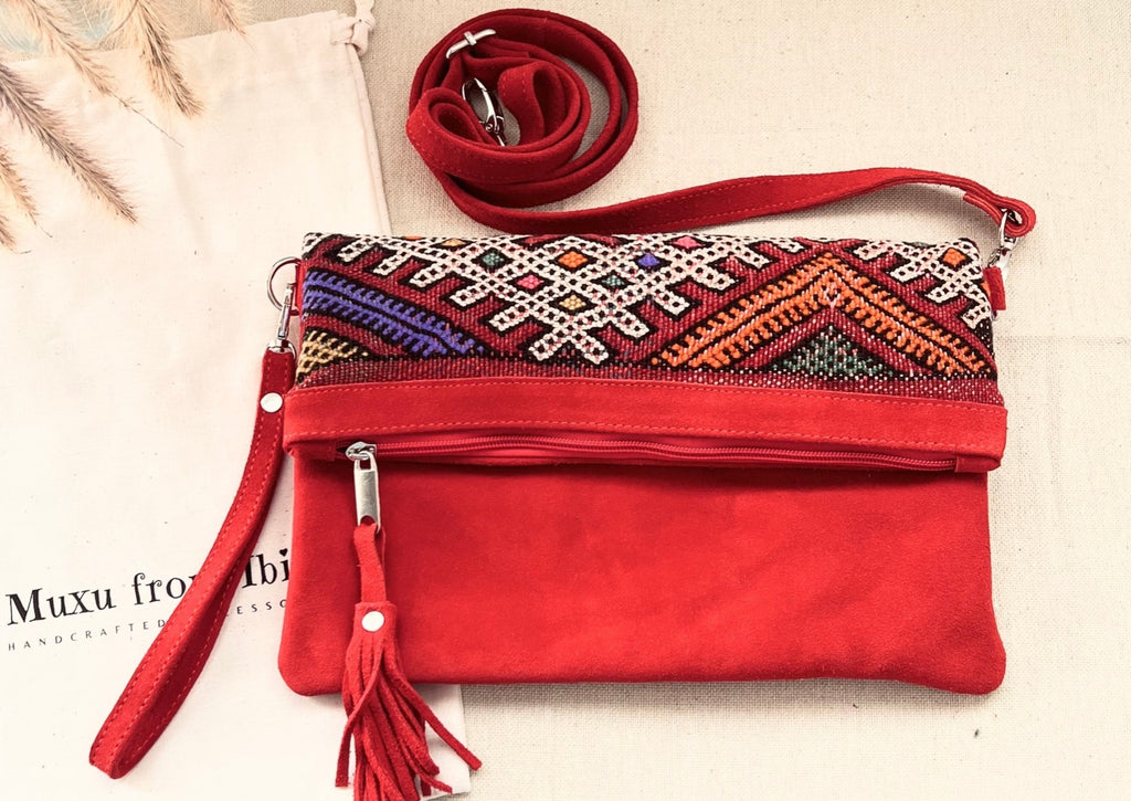 Bolso de mano y bandolera de piel color Rojo con alfombra kilim by muxu from ibiza