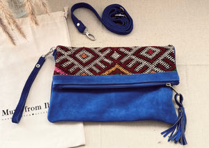 Bolso de mano y bandolera de piel color azul ultramar con alfombra kilim by muxu from ibiza