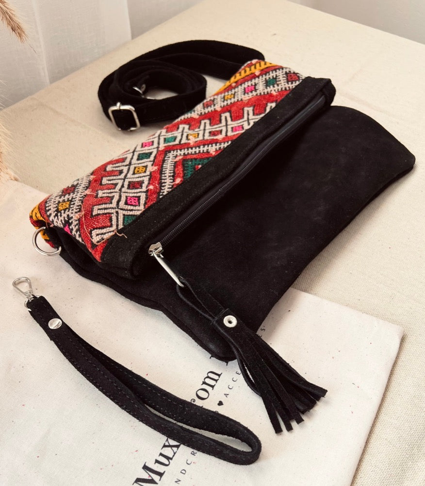 Bolso de mano y bandolera de piel color negro con alfombra kilim by muxu from ibiza