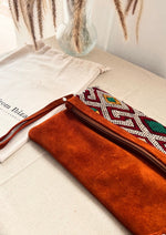 Bolso de mano y bandolera de piel color Taupe con alfombra kilim by muxu from ibiza