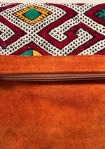 Bolso de mano y bandolera de piel color Taupe con alfombra kilim by muxu from ibiza