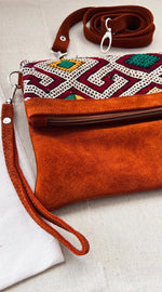 Bolso de mano y bandolera de piel color Taupe con alfombra kilim by muxu from ibiza