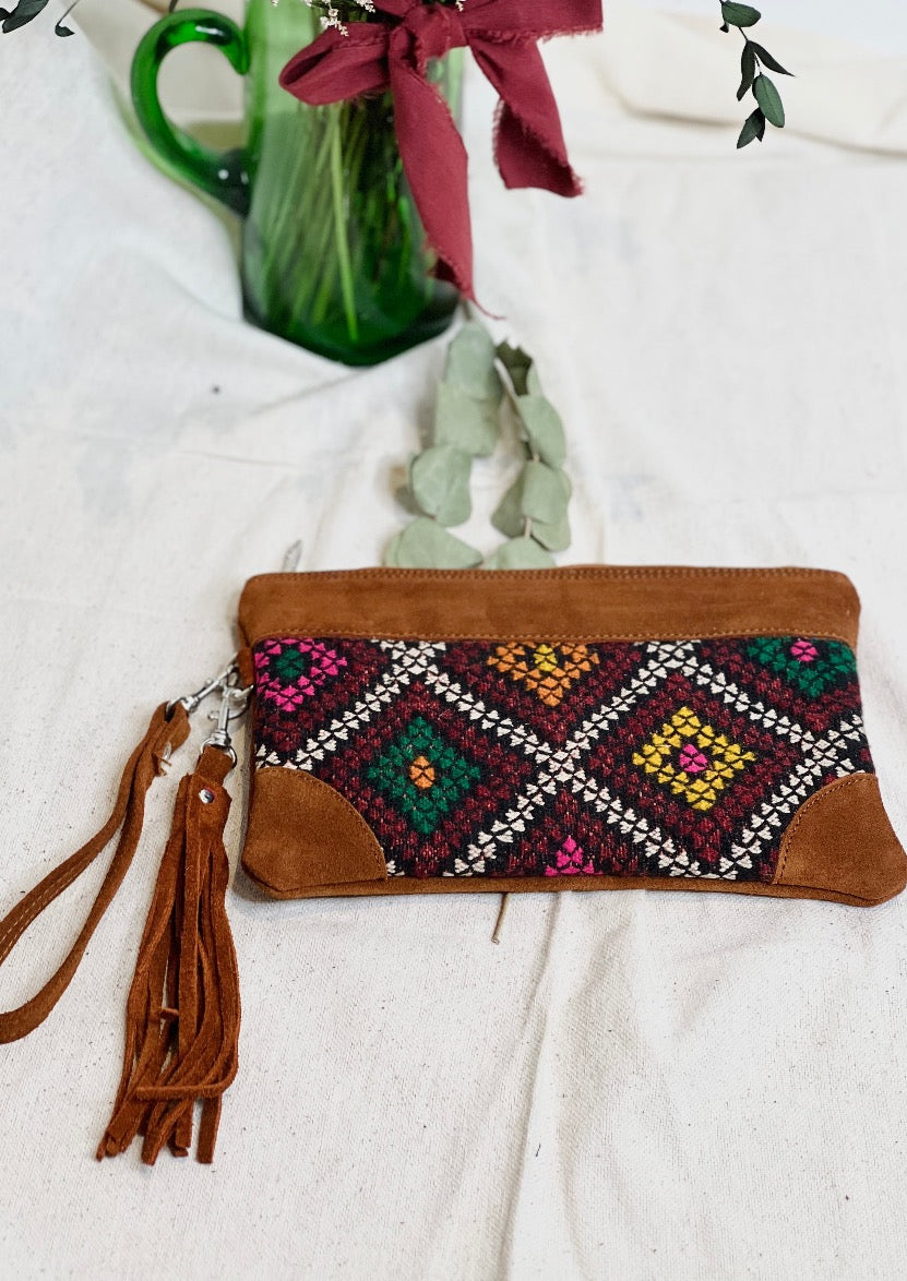 Bolso de mano de cuero color taupe y kilim reciclado 100%artesanal