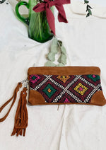 Bolso de mano de cuero color taupe y kilim reciclado 100%artesanal