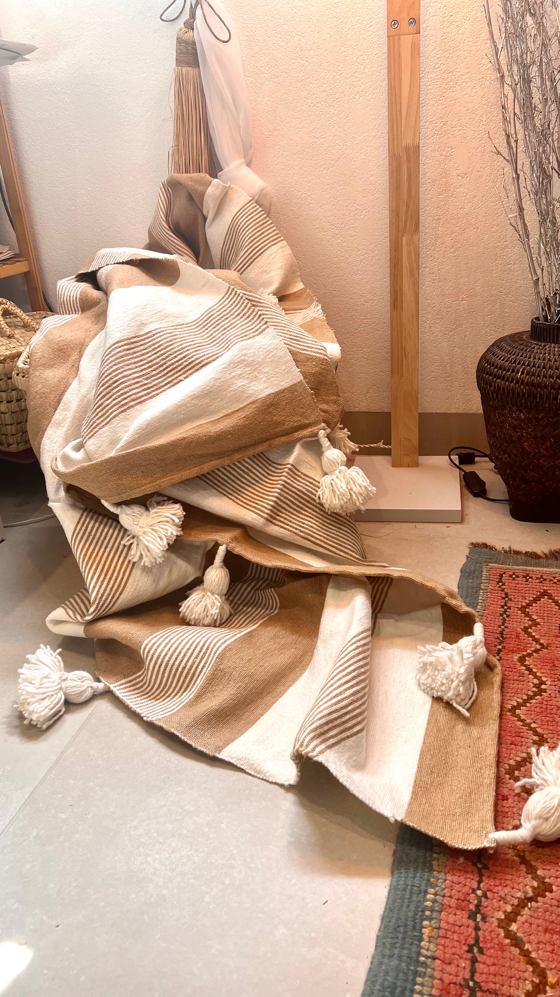 manta de lana marroquí de pompones