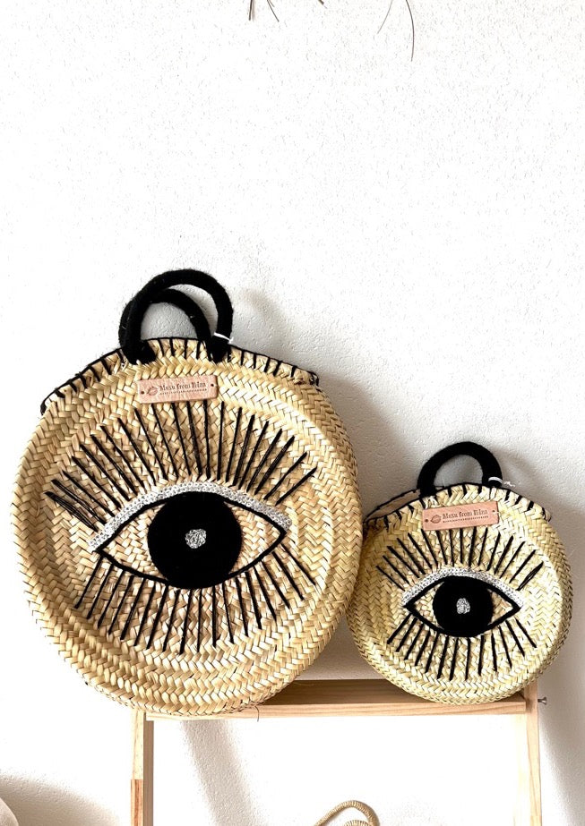 bolso de paja redondo con ojo bordado