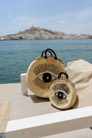 BOLSO DE PAJA REDONDO CON BORDADO A MANO E INTERIOR DE ALGODÓN DE MUXU FROM IBIZA